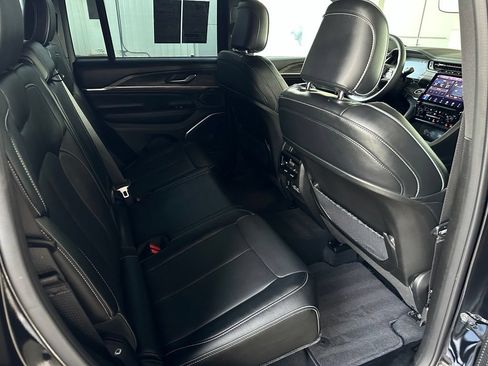 Used 2025 Jeep Grand Cherokee Overland AWD/4WD image 17