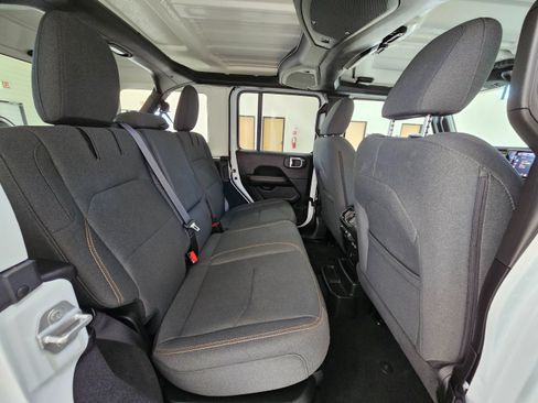 Used 2025 Jeep Wrangler Unlimited Sahara AWD/4WD image 32