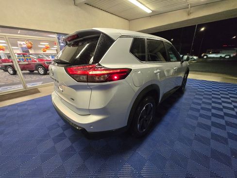 Used 2025 Nissan Rogue SV image 6