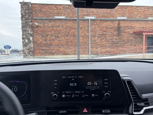 Used 2025 Kia Sportage LX image 17