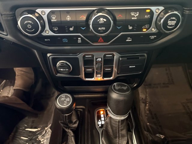 Used 2024 Jeep Wrangler Unlimited Sahara AWD/4WD image 15