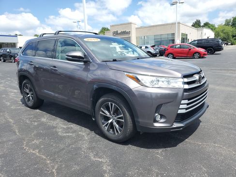 Used 2019 Toyota Highlander Plus FWD image 4