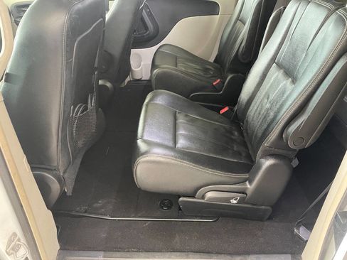 Used 2016 Chrysler Town & Country Touring image 20