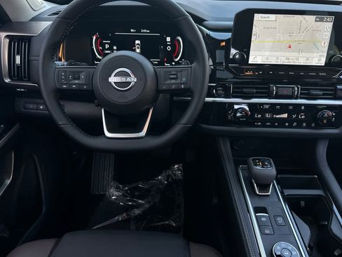 New 2025 Nissan Pathfinder Platinum image 16