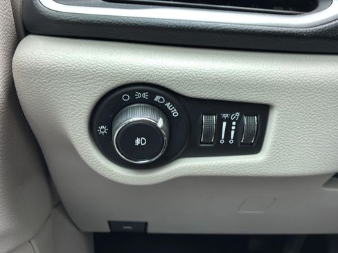 Used 2018 Chrysler Pacifica Touring-L FWD image 25