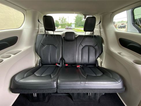 Used 2023 Chrysler Pacifica Touring-L FWD image 37