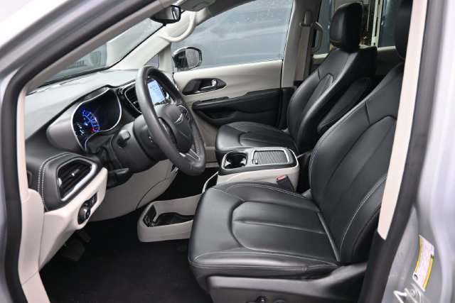 Used 2024 Chrysler Pacifica Limited FWD image 13