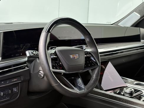 Certified 2025 Cadillac Escalade ESV V AWD/4WD image 19
