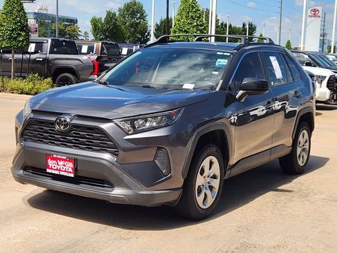 Used 2019 Toyota RAV4 LE FWD image 3