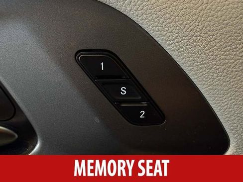 Used 2023 Chrysler Pacifica Touring-L FWD image 8