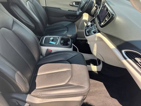 Used 2024 Chrysler Pacifica Touring-L FWD image 46