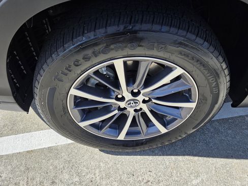 Used 2017 Toyota Highlander XLE image 9