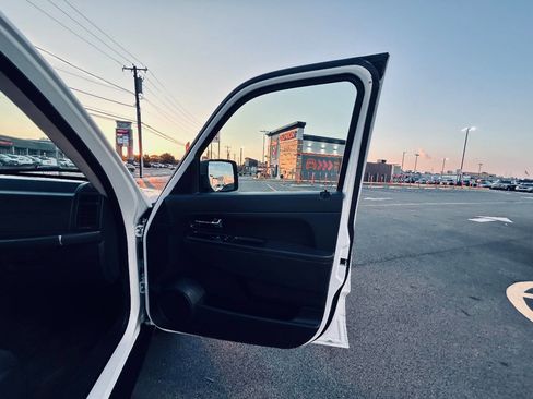 Used 2012 Jeep Liberty Sport image 39