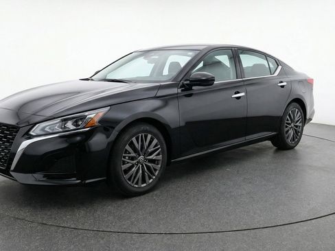 Used 2025 Nissan Altima 2.5 SV image 3