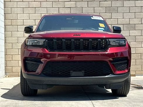 Used 2024 Jeep Grand Cherokee Altitude AWD/4WD image 2