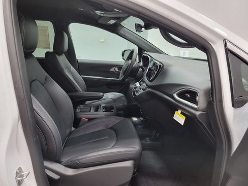 New 2027 Chrysler Pacifica Select AWD/4WD image 12