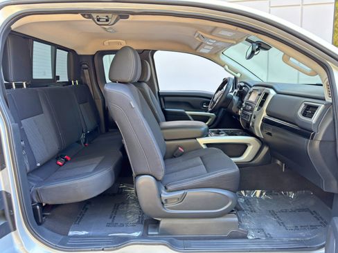 Used 2018 Nissan Titan SV w/ SV Convenience Package image 29
