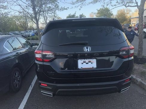 Used 2025 Honda Pilot Sport image 5