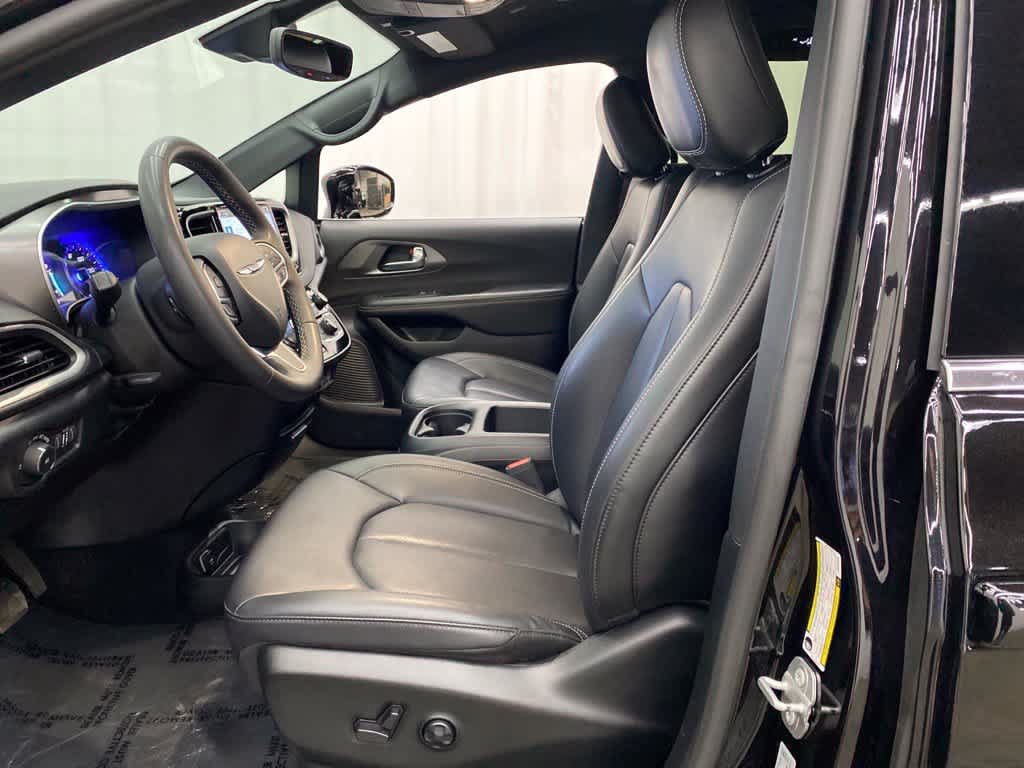 Used 2025 Chrysler Pacifica Select FWD image 12