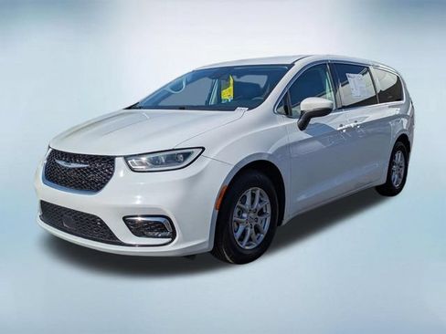 Used 2023 Chrysler Pacifica Touring-L FWD image 2