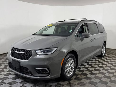Used 2022 Chrysler Pacifica Touring-L FWD image 3