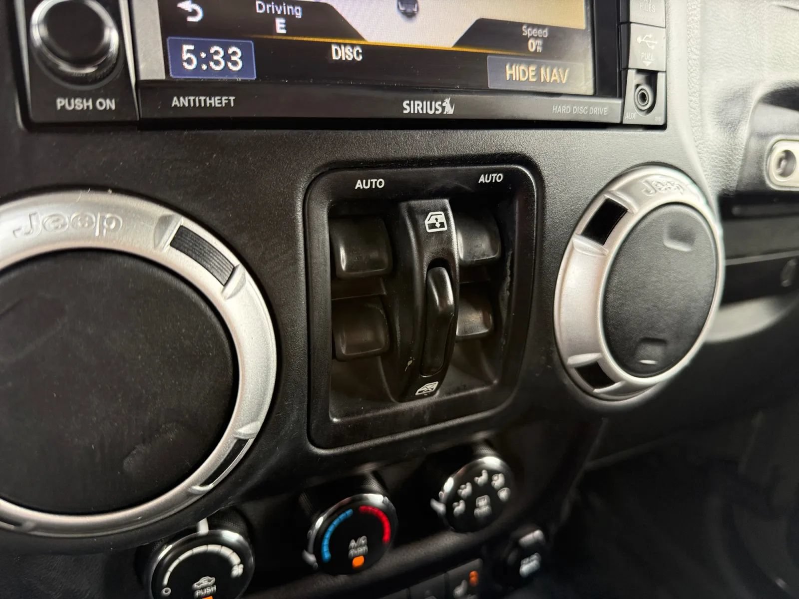 Used 2015 Jeep Wrangler Unlimited Rubicon AWD/4WD image 37