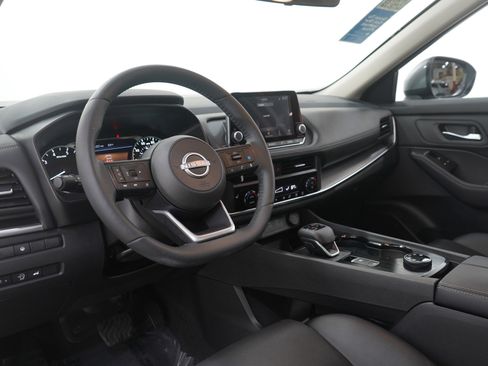 Used 2024 Nissan Rogue SV w/ SV Premium Package image 26