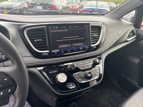 Used 2023 Chrysler Pacifica Touring-L w/ S Appearance Package FWD image 12
