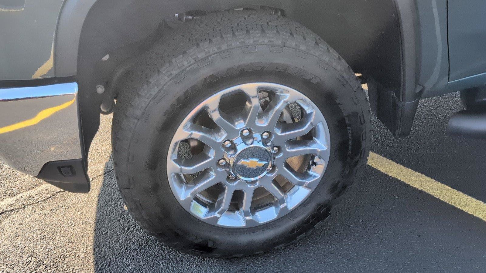 Used 2025 Chevrolet Silverado 2500 LTZ w/ LTZ Convenience Package AWD/4WD image 11