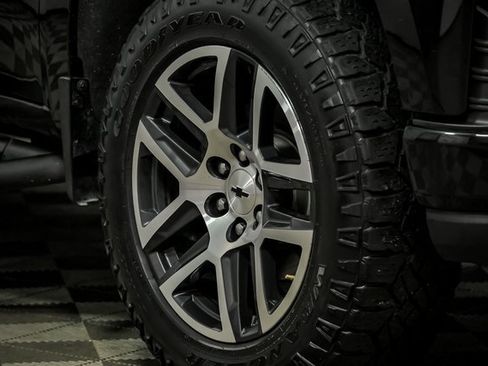 Used 2019 Chevrolet Silverado 1500 LT Trail Boss w/ Convenience Package image 3