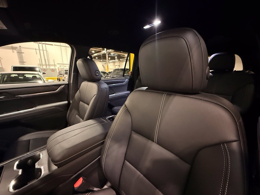 Used 2025 GMC Acadia Elevation w/ Elevation Premium Package FWD image 19