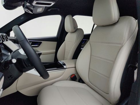 Used 2025 Mercedes-Benz GLC 350e 4MATIC image 17