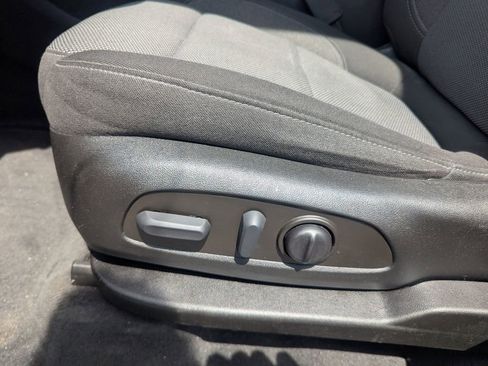 Used 2022 Chevrolet Traverse LT image 34