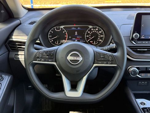 Used 2025 Nissan Altima 2.5 SV FWD image 28