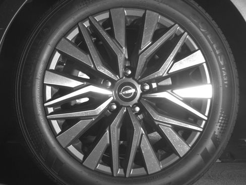 Used 2025 Nissan Altima 2.5 SV FWD image 12
