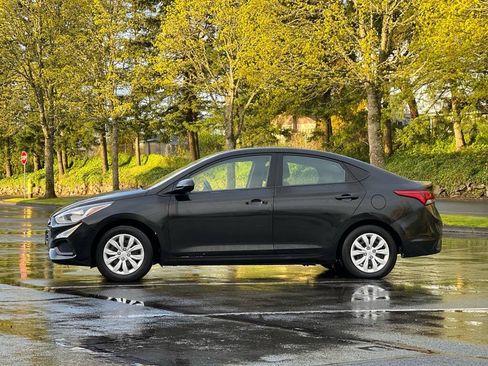 Used 2021 Hyundai Accent SE FWD image 2