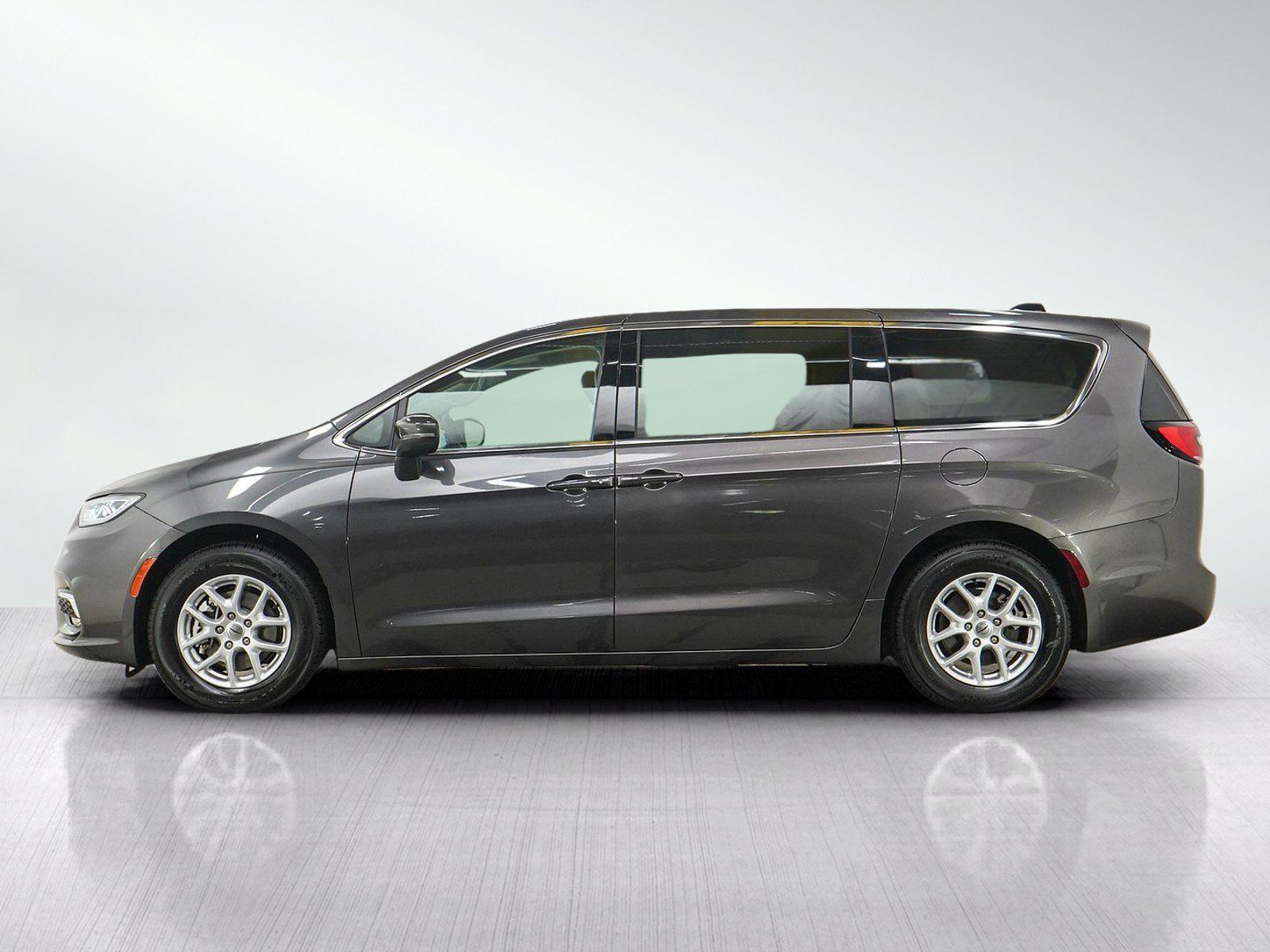 Used 2023 Chrysler Pacifica Touring-L FWD image 2