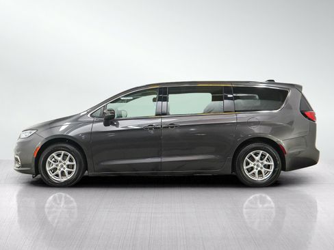 Used 2023 Chrysler Pacifica Touring-L FWD image 2