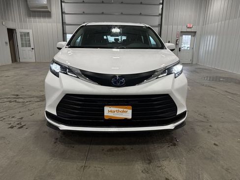 Used 2025 Toyota Sienna LE image 7