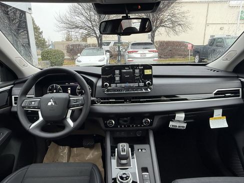 Used 2025 Mitsubishi Outlander SE image 23