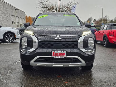 Used 2024 Mitsubishi Outlander SE image 2