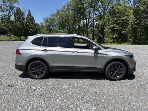 Used 2024 Volkswagen Tiguan SE w/ Panoramic Sunroof Package AWD/4WD image 4