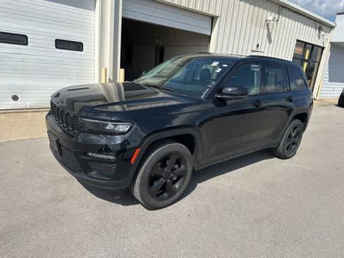 Used 2023 Jeep Grand Cherokee Limited w/ Black Appearance Package AWD/4WD image 15