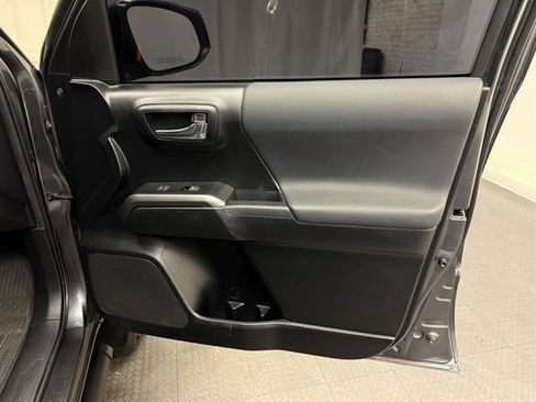 Used 2022 Toyota Tacoma TRD Sport w/ Technology Package image 16