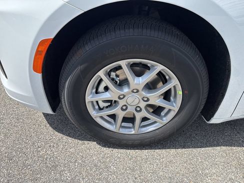 New 2027 Chrysler Pacifica Select FWD image 9