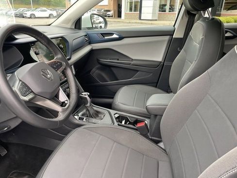 Used 2024 Volkswagen Taos SE image 3