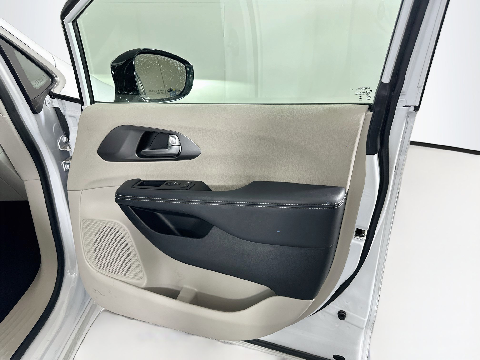 Used 2024 Chrysler Pacifica Touring-L FWD image 30