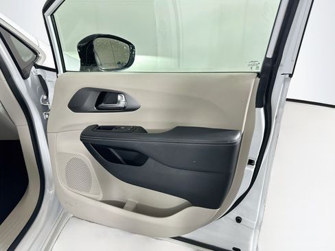 Used 2024 Chrysler Pacifica Touring-L FWD image 30