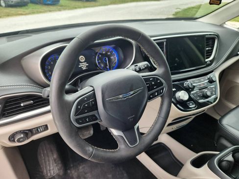 Used 2024 Chrysler Pacifica Touring-L AWD/4WD image 10