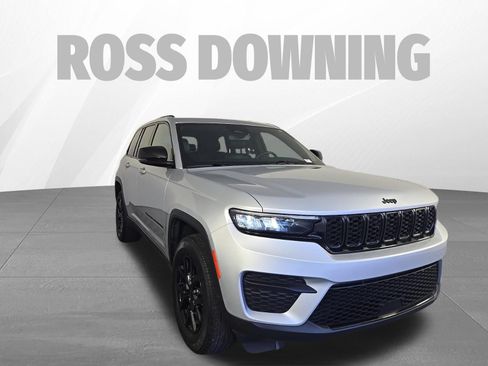 Used 2024 Jeep Grand Cherokee Altitude RWD image 3